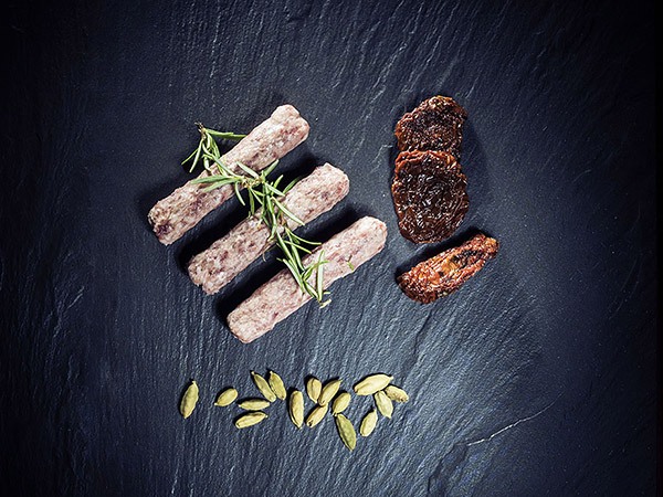 cevapcici-serbische-fleischspezialitaet-metzgerei-milosavljevic-tamagni-getraenke-ag