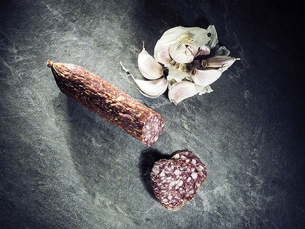 knoblauchwurst-serbische-fleischspezialitaet-metzgerei-milosavljevic-tamagni-getraenke-ag