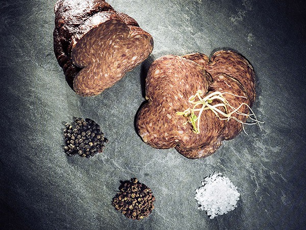 kulen-paprikasalami-serbische-fleischspezialitaet-metzgerei-milosavljevic-tamagni-getraenke-ag