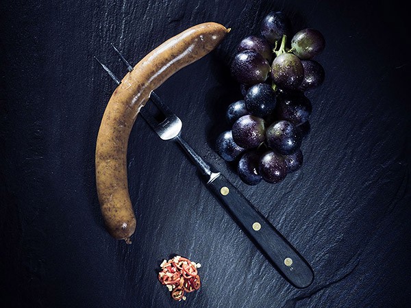 rostiljska-kobasica-serbische-fleischspezialitaet-metzgerei-milosavljevic-tamagni-getraenke-ag